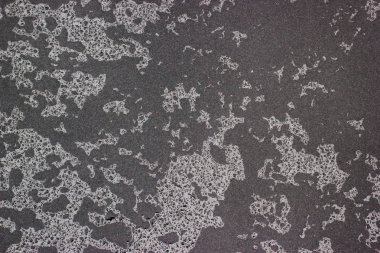 Doğal ıslak siyah taş yüzey Su damlacıkları ile