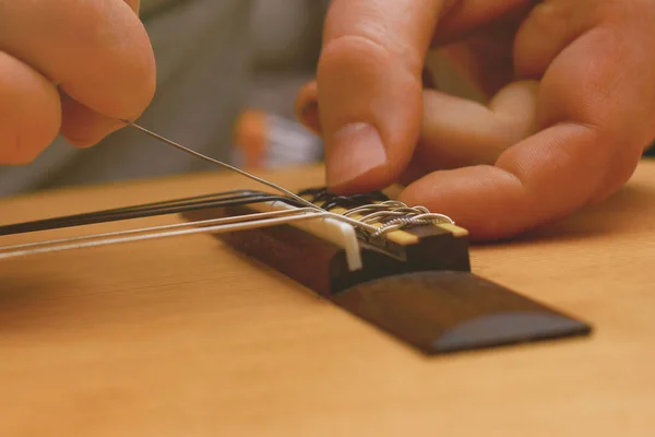 Крупним планом перегляд на пошкодженому струнному ремонті на акустичній гітарі — стокове фото