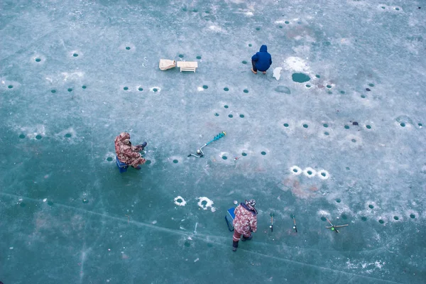 Atyrau, Καζακστάν - Φεβρουαρίου 27, 2019-Ice αλιείας σε ένα παγωμένο ποτάμι, κάτοψη 05 — Φωτογραφία Αρχείου