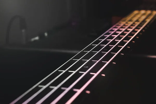 Vista de cerca en cuerdas y trastes de bajo guitarra — Foto de Stock