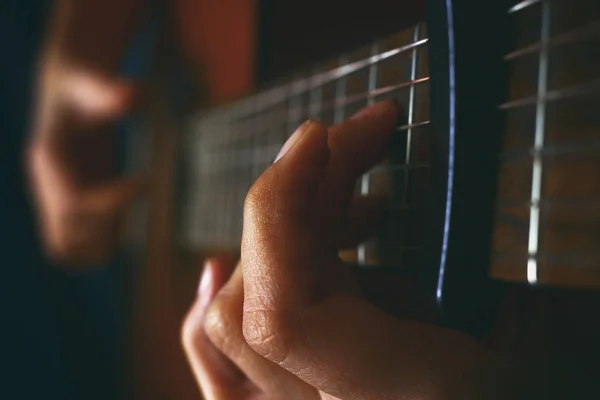 Close up de uma guitarra acústica a ser tocada — Fotografia de Stock