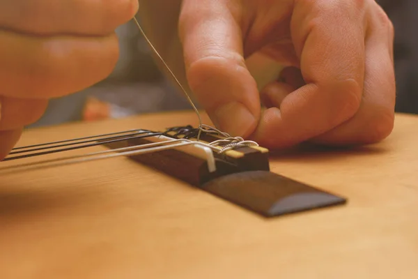 Reparación de cuerdas rotas en guitarra acústica —  Fotos de Stock