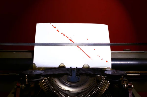 Írógép a vér vízcseppek papír alapon Jogdíjmentes Stock Képek