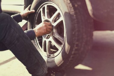 Bir araba tekerlek onarım sürecini yakın görünümü