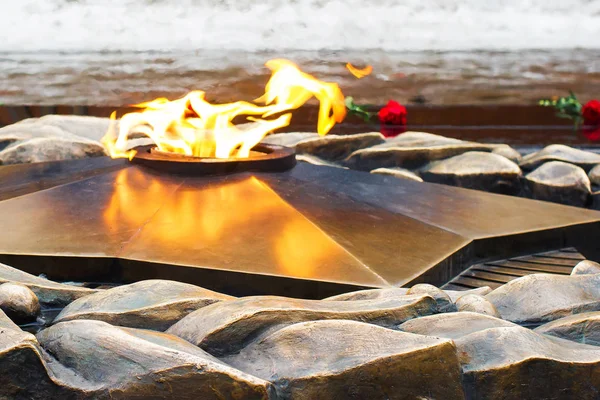 Алмати, Казахстан-15 лютого 2019-вічний вогонь зірка-символ перемоги у Великій Вітчизняній війні — стокове фото