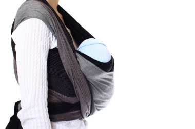 Dikey pozisyonda halkalı bir bebek taşıyıcı mavi şapkalı yeni doğmuş bir bebek