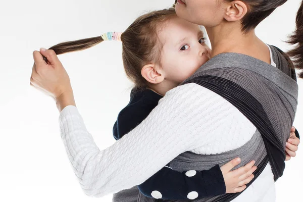 Vista posteriore di madre e la sua bambina bambino in tessuto avvolgere baby carrier — Foto Stock