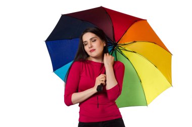 Beyaz esmer kadın, beyaz arka planda gökkuşağı renginde umdrella.