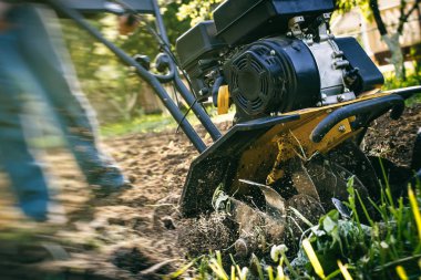Etkileyici motor kültivatör bahçe pulluk iş sırasında fuzz toprak nuggets yakından görünümü