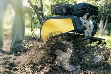 Motor kültivatör pulluk işi sırasında tüylü toprak külçeleri yakından görünümü