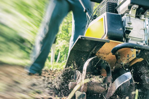 Κλείστε την προβολή για ψήγματα χώματος κατά τη διάρκεια της εκφραστικής μηχανής καλλιεργητή δουλειά — Φωτογραφία Αρχείου