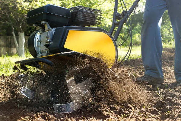 Close-up zicht op fuzz Soil Nuggets tijdens motor cultivator Garden ploeg baan — Stockfoto