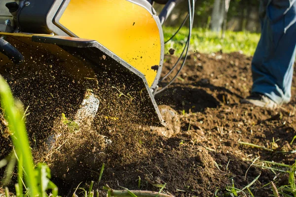 Tutup tampilan di fuzzing tanah nugget selama motor budidaya pekerjaan bajak — Stok Foto