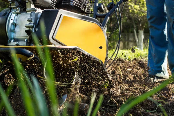 Rumput dan tanah dibajak nugget selama bertani motor pertanian pekerjaan musim semi — Stok Foto