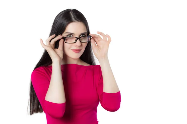 Attraktiv ung kvinna i en rosa blus med glasögon. — Stockfoto