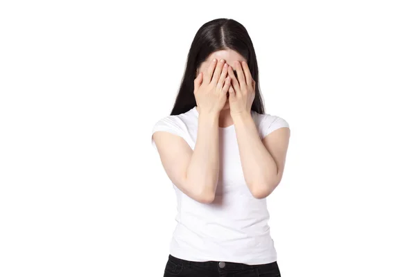 Aantrekkelijke emotionele jonge vrouw met een wit t-shirt geïsoleerd — Stockfoto