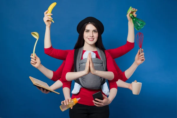 Active motherhood babywearing in woven wrap baby carrier — Stock Photo, Image