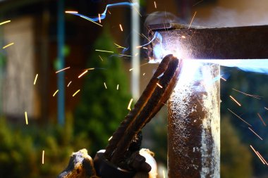 Her yerde kıvılcımlar ile kaynak pas metal çerçeve yakın görünümü