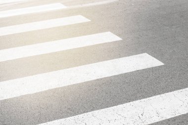 Yaya ve sürücüler için asfalt trafik bilgisi üzerine boyanmış Zebra geçişi