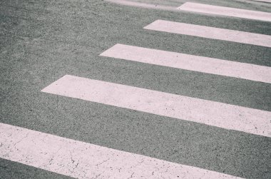 Yaya ve sürücüler için asfalt trafik bilgisi üzerine boyanmış Zebra geçişi