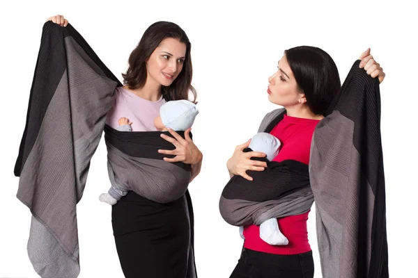 Dos madres que usan bebés con portadores de envolturas tejidas —  Fotos de Stock