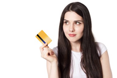 Kredi kartı ile siyah saçlı genç kadın
