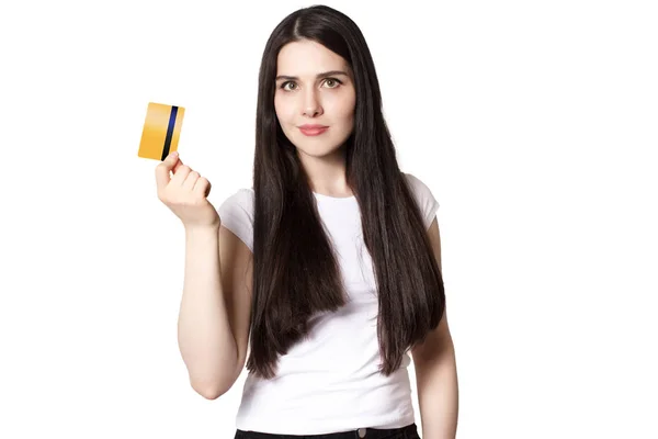 Mujer joven de cabello negro con tarjeta de crédito —  Fotos de Stock