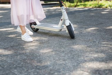 Eko dostu ulaşım elektro scooter şehir taşıma yolculuğu