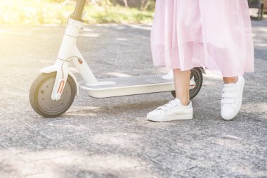 Eko dostu ulaşım elektro scooter şehir taşıma yolculuğu