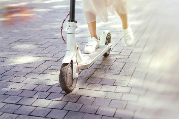 Miljøvenlig transport electro scooter bytransport tur - Stock-foto