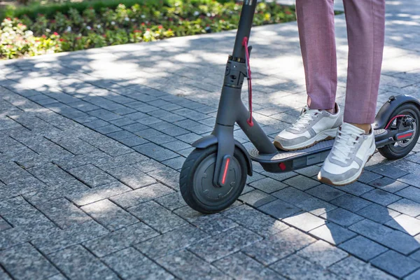 Eco amigável transporte electro scooter passeio de transporte da cidade — Fotografia de Stock