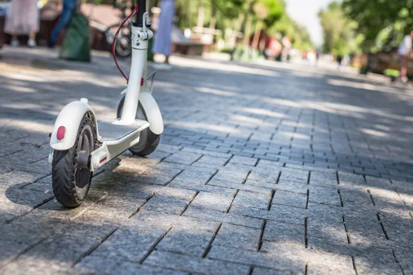 Eco amigável transporte electro scooter passeio de transporte da cidade — Fotografia de Stock