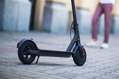Eko dostu ulaşım elektro scooter şehir taşıma yolculuğu
