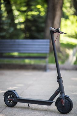 Parkta yolda siyah elektrikli scooter