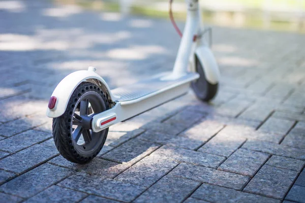 Eco friendly transporte electro scooter ciudad transporte paseo — Foto de Stock