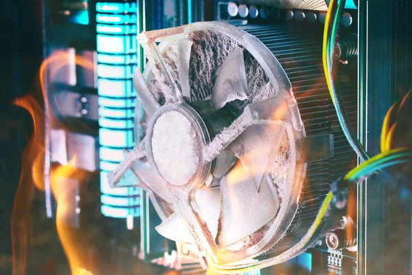 Toz içinde eski bilgisayar sistemi ünitesi