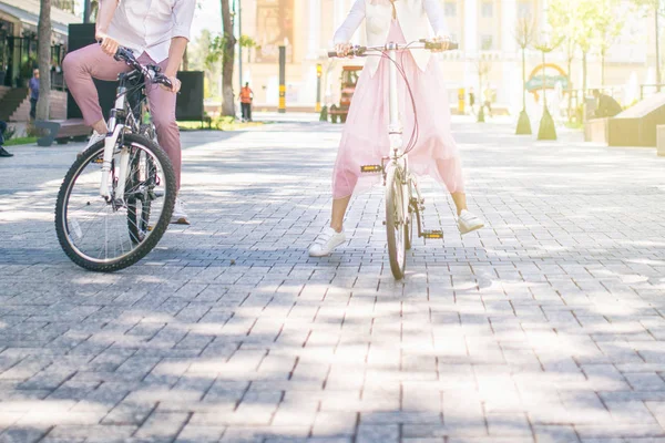 Pareja joven montando sus bicicletas en el parque en un día soleado —  Fotos de Stock