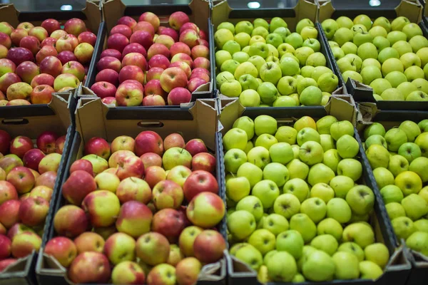 Äpfel in den Kartons im Lebensmittelregal — Stockfoto