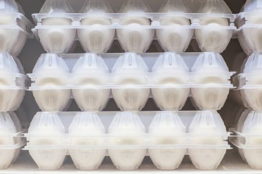 Bir süpermarkette bir rafta ambalaj plastik bir kutu tavuk yumurtası.