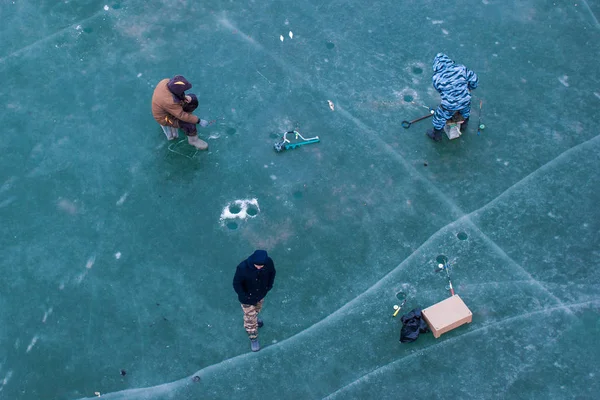 Ατιράου, Καζακστάν-27 Φεβρουαρίου 2019-Ψάρεμα πάγου σε παγωμένο ποταμό, κορυφή θέα 02 — Φωτογραφία Αρχείου