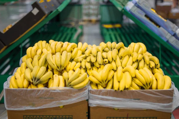Frische Bananen in Kartons auf dem großen Markt — Stockfoto
