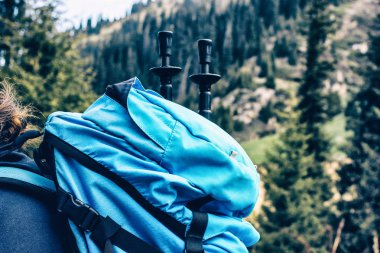 Büyük mavi seyahat sırt çantası ile dağlarda yürüyüş adam. Seyahat erkek yolculuğu sırasında trekking. Seyahat, insanlar, spor ve sağlıklı yaşam tarzı kavramı