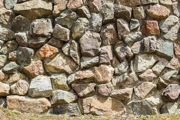 Поверхность крупным планом рисунок природного камня на старой кирпичной стене коричневого камня текстурированные на заднем плане забора — стоковое фото