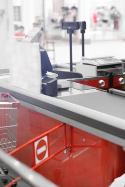 Süpermarkette kapalı yol sınırı ile boş nakit masası