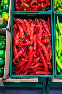 Pazarlarda sıcak kırmızı acı biber ile Plastik kutular