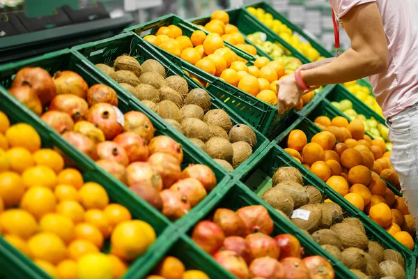 Früchte in den grünen Plastikboxen im Lebensmittelregal — Stockfoto