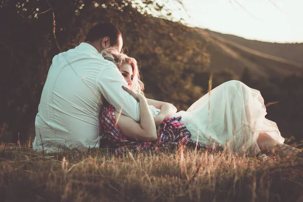 Dos amantes en un viaje romántico ver el atardecer en el aire libre . — Foto de Stock