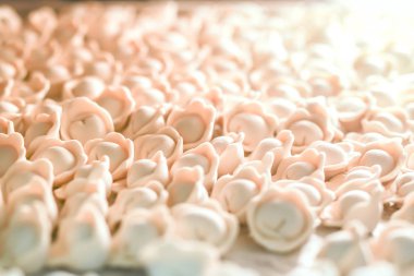 Açık üretim buzdolabında birçok dondurulmuş köfte. Dondurulmuş yarı mamul gıda depolama rafları.