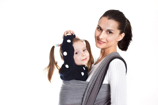 Madre e bambina bambino in avvolto in baby carrier — Foto Stock