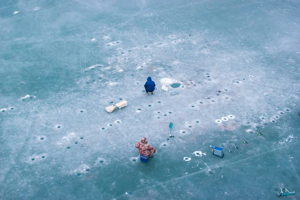 Атырау, Казахстан - 27 февраля 2019 года - Ледяная рыбалка на замерзшей реке, вид сверху 04 — стоковое фото